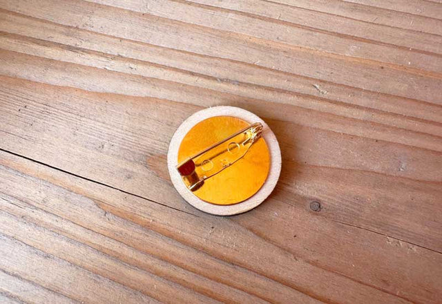 Anstecker BREZL BREZN aus handbemaltem Holz