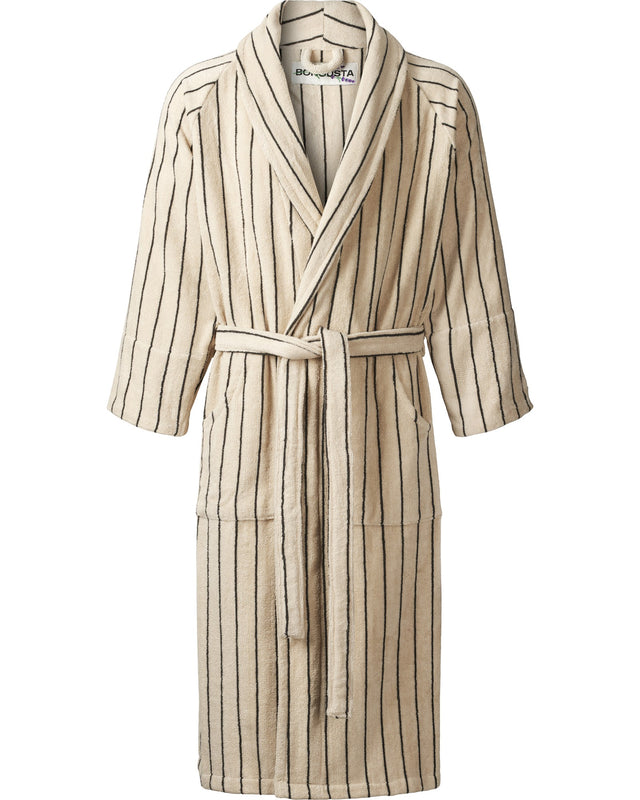 Bademantel NARAM von Bongusta in Creme & Ink, Vorderansicht mit gebundenem Gürtel, Schalkragen und zwei Taschen