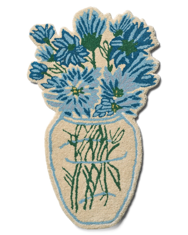 Wollteppich BLUE DAISY von Bongusta in Form einer Vase mit blauen Blüten und grünen Stielen, von oben auf Weiß