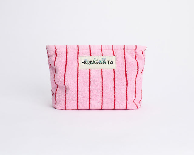 Kulturbeutel NARAM von Bongusta in Baby Pink & Ski Patrol Red, babyrosa Frottee mit schmalen roten Streifen und aufgenähtem Etikett, vor weißem Hintergrund