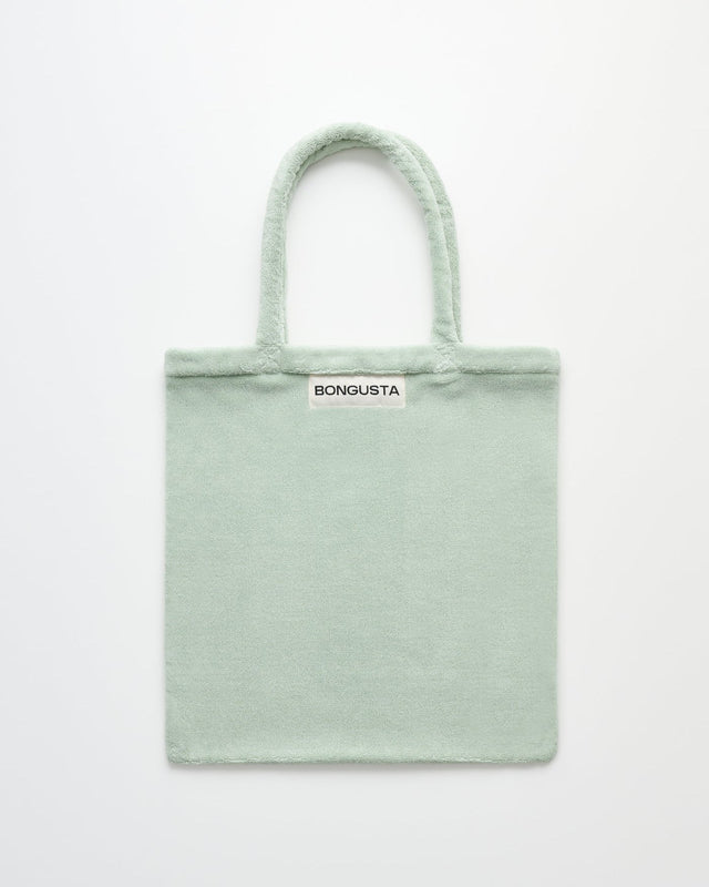 Einfarbige Tote Bag NARAM von Bongusta aus Frottee in hellem Salbeigrün, flach liegend, mit kleinem Bongusta-Etikett vorne