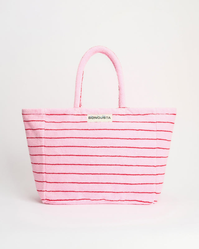 Weekend-Bag NARAM von Bongusta aus rosa Frottee mit roten Querstreifen und Etikett vorn, frontal vor hellem Hintergrund