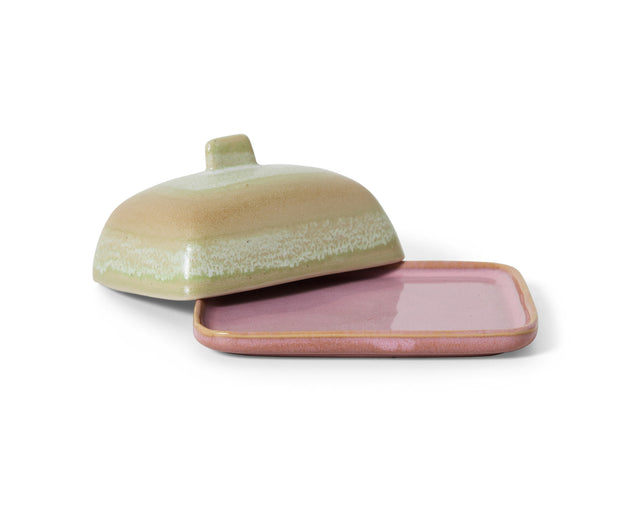 Butterdose SKYLINE mit schräg abgelegtem Deckel neben der rosa Platte