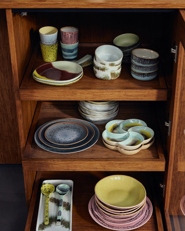 Dessertteller MINERAL im Geschirrschrank, gestapelt mit dem Dinner Plate derselben Serie