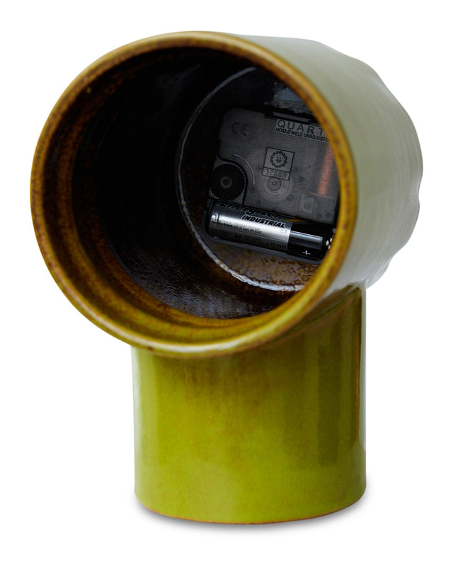 Rückseite der Retro-Tischuhr OLIVE mit sichtbarem Quarzwerk und eingelegter AA-Batterie