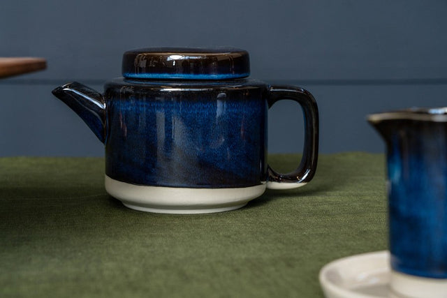 Teekanne CYL von Kinta in Cosmic Blue, seitliche Ansicht
