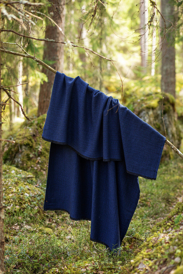 KOLI Merino-Wolldecke in Schwarz-Blau im Wohnraum