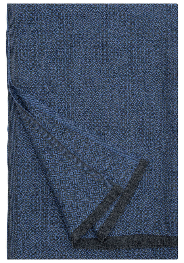 Muster der KOLI Merino-Wolldecke in Schwarz-Blau aus der Nähe