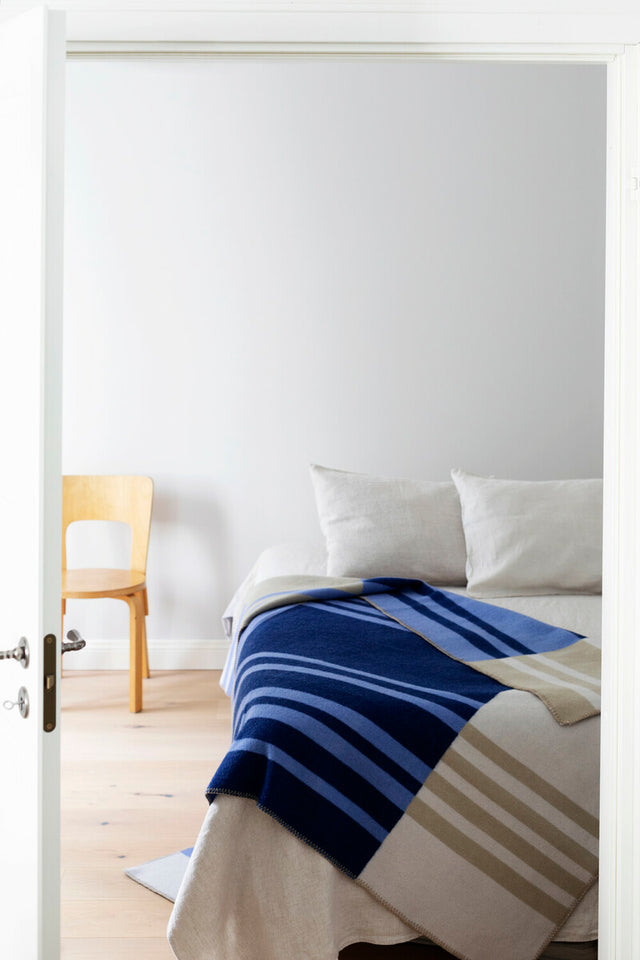 Wolldecke TOFFEE in Blaubeerblau