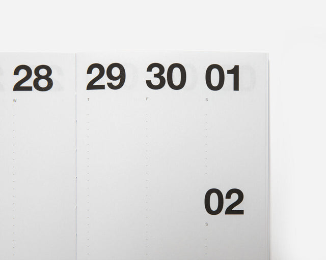 Nahaufnahme der großen Tageszahlen und gepunkteten Linien im Wochenkalender von Marjolein Delhaas
