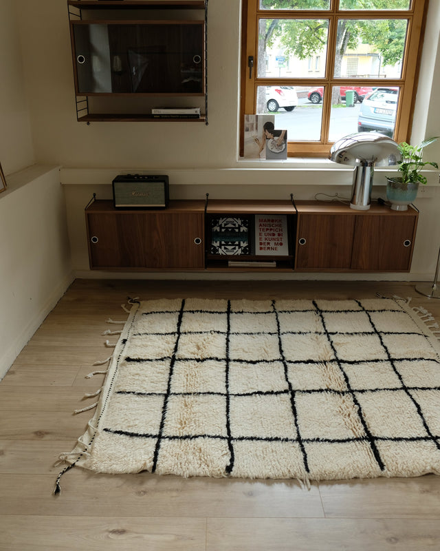 Azilal GEO B/W von der Schmalseite aus gesehen, dahinter ein Fenster und ein Sideboard aus Holz