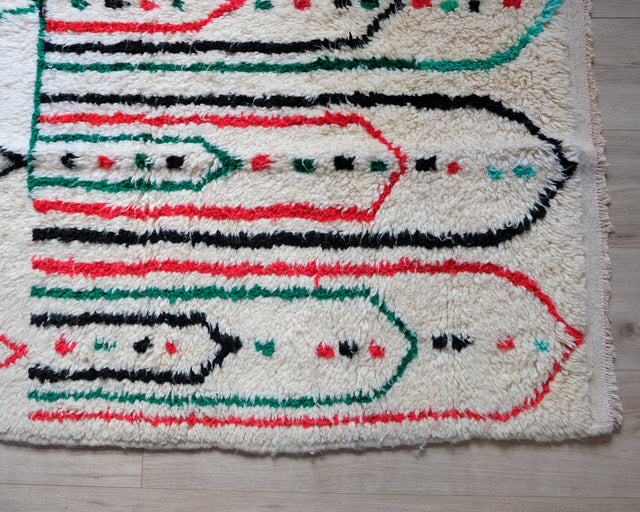 Detail: lange Linien in Rot, Grün und Schwarz, die in Spitzen enden, dazwischen bunte Punkte
