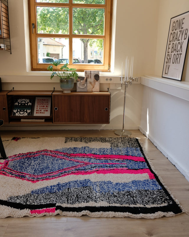 Azilal PINK SHAPE von der Schmalseite aus gesehen, dahinter ein Fenster und ein Sideboard aus Holz