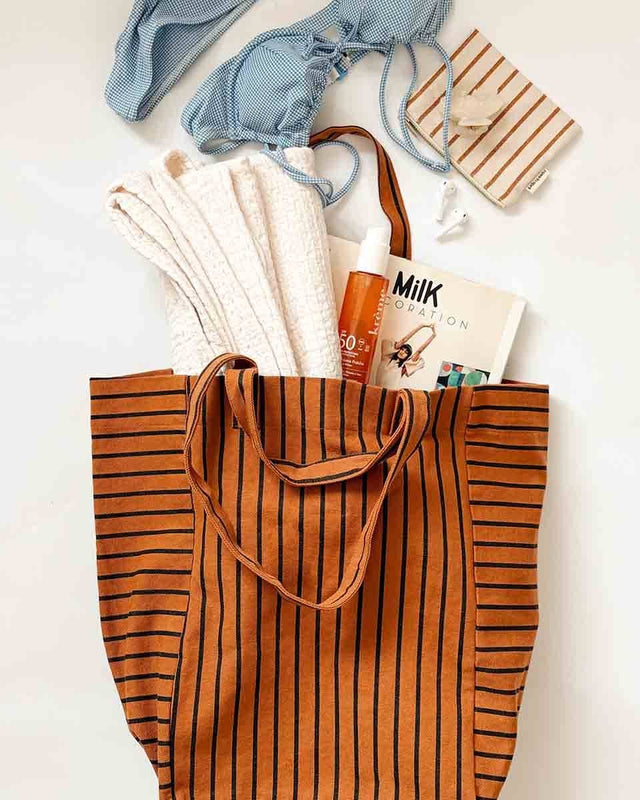 Tote Bag ELISABETH in Ginger Tennis Stripes, gepackt mit Handtuch, Sonnencreme, Zeitschrift und Bikini