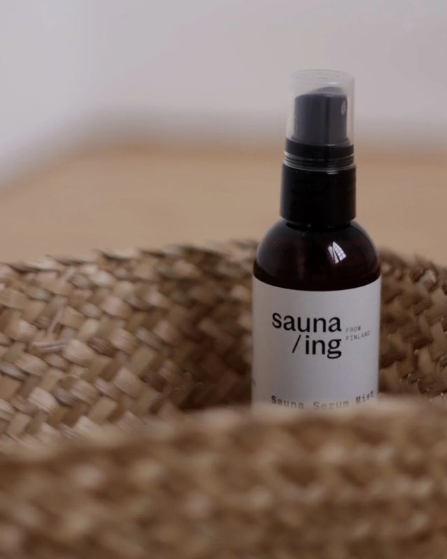 Gesichtsspray Sauna Serum Mist in einem geflochtenen Korb