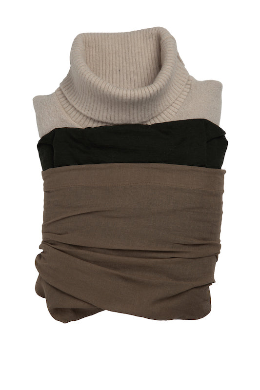 Großer Stoffbeutel aus Bio-Baumwolle in der Farbe Clay, gefüllt mit gefaltetem Rollkragenpullover und Shirt.