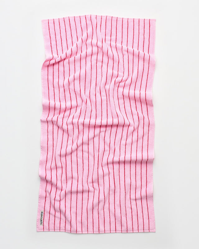 Duschtuch NARAM 70 x 140 cm in Babyrosa mit feinen roten Streifen, ausgebreitet auf weißem Grund