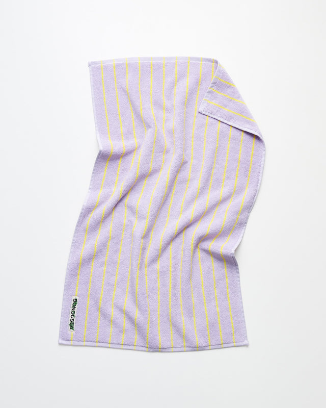 Handtuch NARAM 50 x 80 cm in Lilac & Neon Yellow, eine Ecke umgeschlagen, mit Bongusta-Etikett