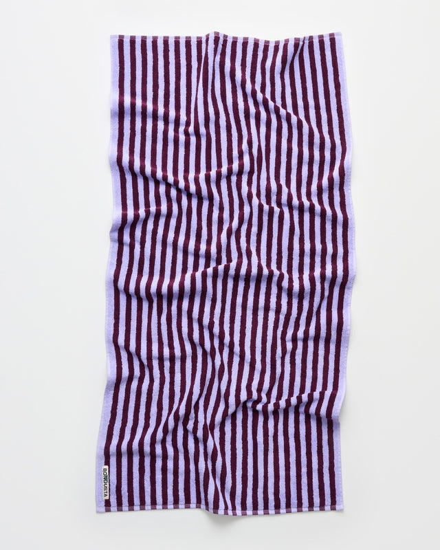 Duschtuch NARAM 70 x 140 cm von Bongusta, schmal gestreift in Weinrot und Lavendelblau, ausgebreitet auf weißem Grund