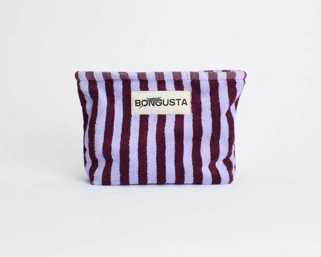 Kulturbeutel NARAM von Bongusta in Wine & Lavender Blue, breit gestreift in Weinrot und Lavendelblau, vor weißem Hintergrund