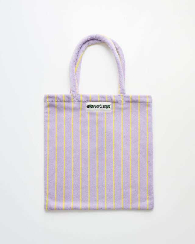 Tote Bag NARAM von Bongusta in Lilac & Neon Yellow, fliederfarbener Frottee mit schmalen neongelben Streifen, flach liegend auf hellem Grund