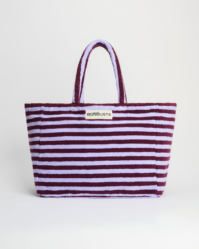 Weekend-Bag NARAM von Bongusta in Wine & Lavender Blue, quer gestreift in Weinrot und Lavendelblau, vor hellem Grund