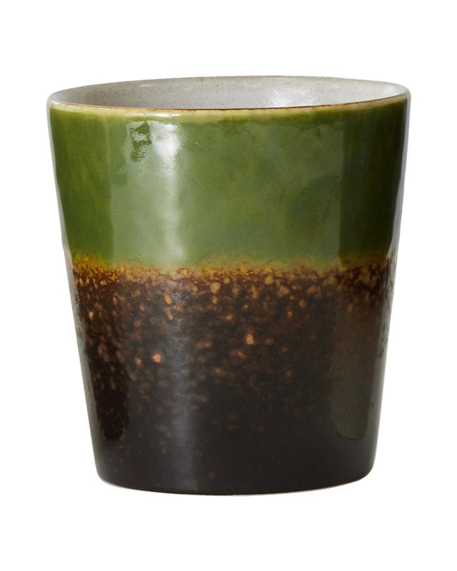 Kaffeebecher GROUNDING in algae: Glänzendes Grün oben, darunter Dunkelbraun mit hellen Sprenkeln