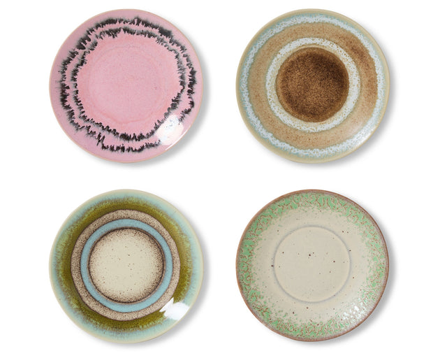 Vier Untertassen DOODLE von HKliving nebeneinander, vier verschiedene Glasuren in Rosa, Beige, Türkis-Oliv und Grün