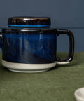 Teekanne CYL von Kinta in Cosmic Blue, seitliche Ansicht