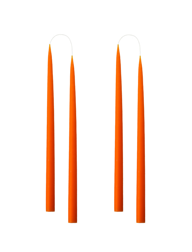 Vier konische Stabkerzen in Orange, 35 Zentimeter hoch