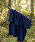 KOLI Merino-Wolldecke in Schwarz-Blau im Wohnraum
