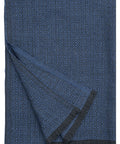 Muster der KOLI Merino-Wolldecke in Schwarz-Blau aus der Nähe