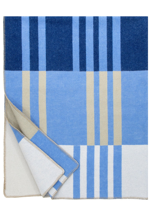 Wolldecke TOFFEE in Blaubeerblau, freigestellt