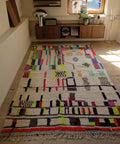 Azilal NEON FLOWER 1,86 x 3,20 m im Raum: cremeweißer Grund mit Streifen und Karos in Neonfarben