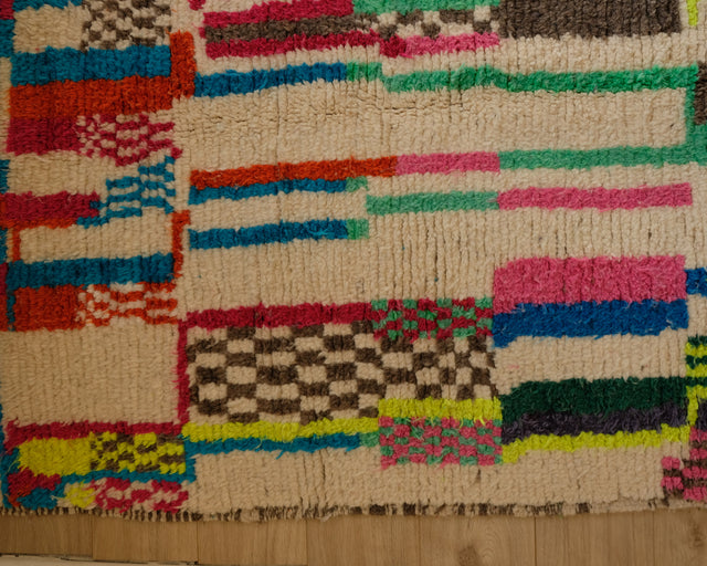 Musterdetail: Karos in Grau und Pink, Streifen in Türkis, Rot und Neongelb