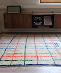 Berberteppich COLOURFUL GRID 1,50 x 2,65 m im Raum: cremeweißer Flor mit bunten Gitterlinien