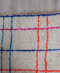 Detail: Gitterlinien in Pink, Hellblau, Royalblau und Neonorange