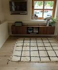 Azilal GEO B/W von der Schmalseite aus gesehen, dahinter ein Fenster und ein Sideboard aus Holz