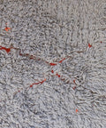 Detail: feine rote Linien im dichten hellgrauen Flor