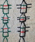 Detail: kleine Häuser mit spitzem Dach, grün, schwarz und rot umrandet