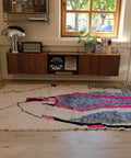 Berberteppich PINK SHAPE 1,54 x 2,56 m im Raum: cremeweißer Flor mit großer Raute in Neonpink und Blau