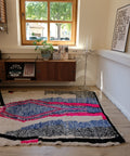 Azilal PINK SHAPE von der Schmalseite aus gesehen, dahinter ein Fenster und ein Sideboard aus Holz
