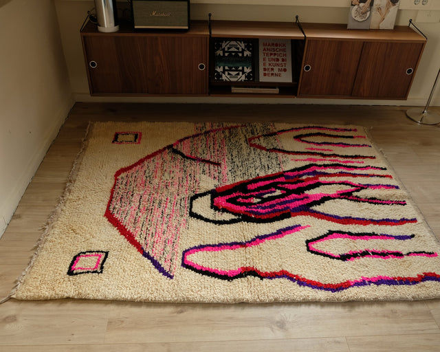 Berberteppich RED PINK 1,40 x 1,85 m im Raum: cremeweißer Flor mit Formen in Neonpink, Rot, Lila und Schwarz
