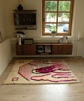 Azilal RED PINK von der Schmalseite aus gesehen, dahinter ein Fenster und ein Sideboard aus Holz