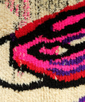 Detail: verschlungene Form in Neonpink, Rot, Lila und Schwarz