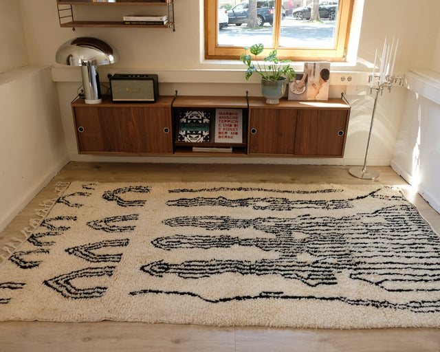 Berberteppich ZEBRA 1,47 x 2,80 m im Raum: cremeweißer Flor mit langen schwarzen Streifenbändern und Bögen