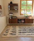 Azilal ZEBRA von der Schmalseite aus gesehen, vorne Reihen kleiner Bögen, dahinter ein Sideboard aus Holz
