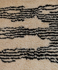 Detail: schwarze Streifenbänder, die vorne spitz zulaufen
