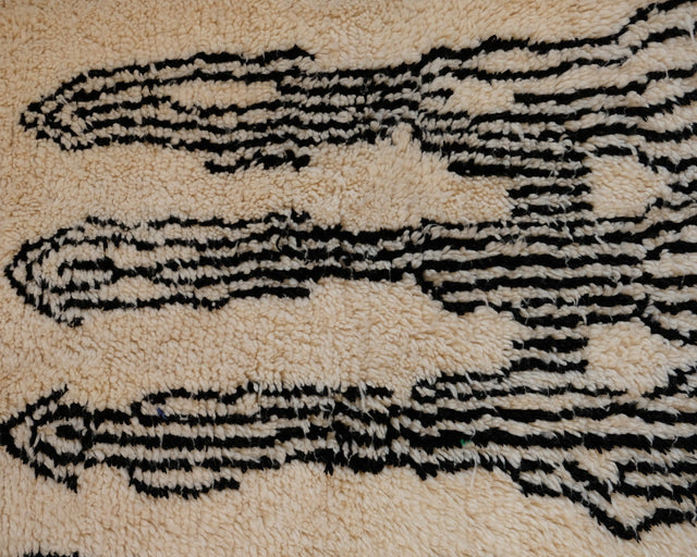 Detail: schwarze Streifenbänder, die vorne spitz zulaufen