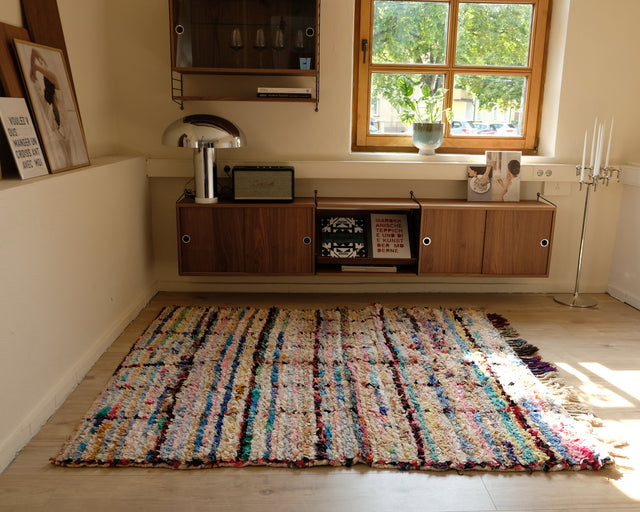 Boucherouite 1,56 x 1,93 m im Raum vor einem Sideboard aus Holz